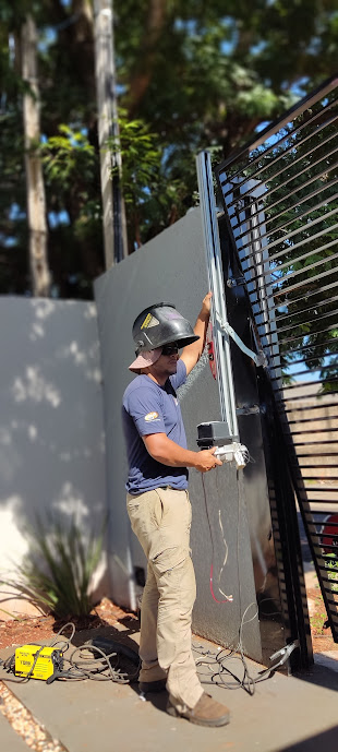 tecnico instalando e consertando portao