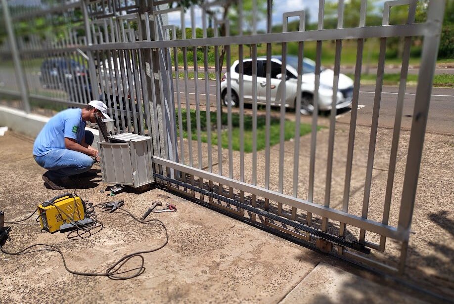 tecnico consertando motor de portao